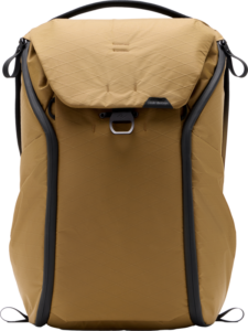 800q-01_127960 Peak Design Everyday Backpack v2 30L - Coyote -repussa on ruskehtava, moderni muotoilu, jossa on geometrisia kuvioita, diagonaaliset mustat vetoketjut molemmilla sivuilla, metallinen etusuljenta ja läppäsuljenta.