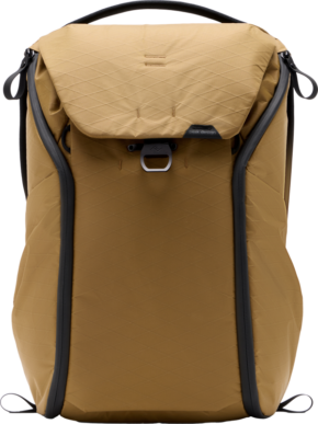 800q-01_127960 Peak Design Everyday Backpack v2 30L - Coyote -repussa on ruskehtava, moderni muotoilu, jossa on geometrisia kuvioita, diagonaaliset mustat vetoketjut molemmilla sivuilla, metallinen etusuljenta ja läppäsuljenta.