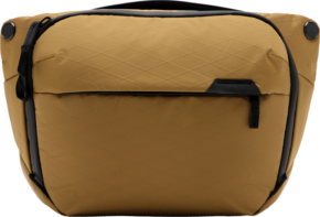 Peak Design Everyday Sling v2 6L in Coyote on strukturoitu, sinapinkeltainen crossbody-laukku, jossa on timanttikuvioinen rakenne, mustat korostukset, vetoketjullinen etutasku ja musta yläkahva.