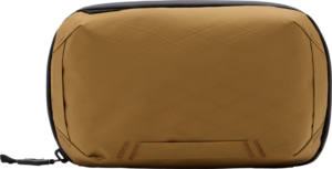 800q-01_127963 Peak Design Tech Pouch - Coyote on suorakulmainen, ruskea pussi, jossa on hienovarainen timanttikuvioinen rakenne, musta vetoketju ja pieni kangaslenkki toisella puolella.