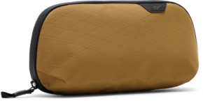 800q-01_127964 Peak Design Tech Pouch Small - Coyote on ruskehtava suorakulmainen matkapussi, jossa on timanttikuvioinen kuvio, musta vetoketju, musta reunus ja pieni musta logotunniste oikeassa yläkulmassa.