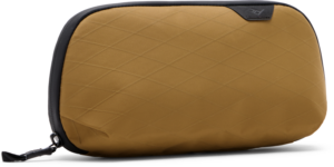 800q-01_127964 Peak Design Tech Pouch Small - Coyote on ruskehtava suorakulmainen matkapussi, jossa on timanttikuvioinen kuvio, musta vetoketju, musta reunus ja pieni musta logotunniste oikeassa yläkulmassa.