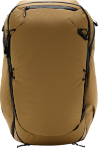 800q-01_127965 Peak Design Travel Backpack 45L -kamerareppu, ruskea on suuri ruskea reppu, jossa on mustat vetoketjut ja aksentit ja jossa on moderni muotoilu, useita lokeroita ja tukevat tikkaukset, kuvassa pystyasennossa valkoisella pohjalla.