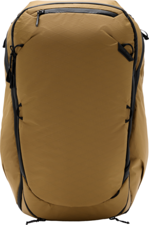 800q-01_127965 Peak Design Travel Backpack 45L -kamerareppu, ruskea on suuri ruskea reppu, jossa on mustat vetoketjut ja aksentit ja jossa on moderni muotoilu, useita lokeroita ja tukevat tikkaukset, kuvassa pystyasennossa valkoisella pohjalla.