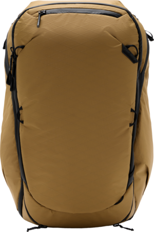 800q-01_127965 Peak Design Travel Backpack 45L -kamerareppu, ruskea on suuri ruskea reppu, jossa on mustat vetoketjut ja aksentit ja jossa on moderni muotoilu, useita lokeroita ja tukevat tikkaukset, kuvassa pystyasennossa valkoisella pohjalla.