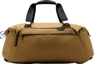 800q-01_127967 Peak Design Travel Duffel 50L - Coyote on ruskea duffel-laukku, jossa on mustat kahvat, vetoketju-koristeet, vetoketjullinen etutasku ja vahvistetut kulmat.