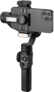 800q-01_128186 Zhiyun Mobile Gimbal Smooth 5S AI Pro, musta, pitää sisällään älypuhelimen, jossa on kolme takakameraa, ja siinä on useita ohjauspainikkeita, joystick ja pienet sisäänrakennetut LED-valot puhelimen pidikkeen ylä- ja alapuolella.