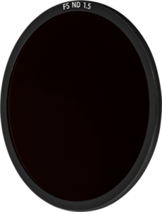 800q-01_128197 NiSi Cine Filter FS ND 1.5 (5 Stop) for Athena PL-Mount Lenses -harmaasuodin on pyöreä tummaa lasia ja mustaa metallia sisältävä kehys, joka näkyy vaaleaa taustaa vasten.
