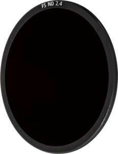 800q-01_128200 Ympyränmuotoinen NiSi Cine Filter FS ND 2.4 (8 Stop) for Athena PL-Mount Lenses -harmaasuodin, jossa on tumma värisävy ja jossa on merkintä reunan ympärillä, esillä tavallista, vaaleaa taustaa vasten.