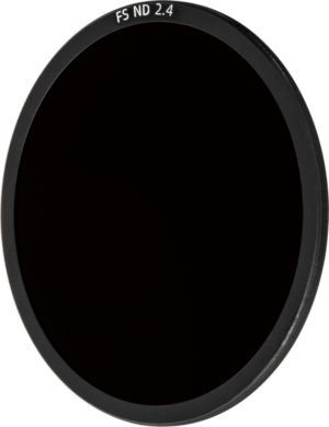 800q-01_128200 Ympyränmuotoinen NiSi Cine Filter FS ND 2.4 (8 Stop) for Athena PL-Mount Lenses -harmaasuodin, jossa on tumma värisävy ja jossa on merkintä reunan ympärillä, esillä tavallista, vaaleaa taustaa vasten.