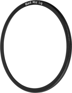 NiSi Cine Filter Black Mist 1/8 for Athena PL-Mount Lenses -diffuusiosuodin on pyöreä musta kameran linssisuodin, jonka ohueen reunaan on merkitty "Black Mist 1/8", kuvassa vaaleaa taustaa vasten.