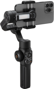 800q-01_128219 Zhiyun Mobile Gimbal Smooth 5S AI on musta älypuhelinten käsivakaaja, jossa on useita säätöpainikkeita ja valitsimia kahvassa asetusten ja kamerakulmien säätämiseen.
