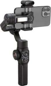800q-01_128220 Zhiyun Mobile Gimbal Smooth 5S AI Combo, musta käsivakaaja, jossa on ohjauspainikkeet, valitsimet ja kiinnitetty valo, pitää älypuhelimen vaakasuorassa asennossa sulavaa videokuvausta varten.