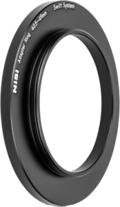 800q-01_128519 NiSi Filter Swift System Adapter Ring 40.5-49mm -soviterenkaasun musta, kameran objektiiveille valmistettu NiSi Filter Swift System Adapter Ring 40.5-49mm -soviterenkaasun musta, seisoo pystyssä vaaleanharmaalla pohjalla.