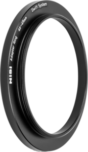 NiSi Filter Swift System Adapter Ring 46-49mm -soviterengas, jossa on musta viimeistely ja valkoinen reunateksti, näkyy vaaleaa taustaa vasten.