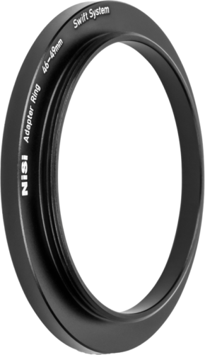 800q-01_128521 NiSi Filter Swift System Adapter Ring 46-49mm -soviterengas, jossa on musta viimeistely ja valkoinen reunateksti, näkyy vaaleaa taustaa vasten.