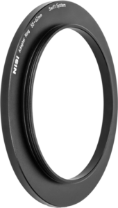 800q-01_128523 NiSi-suodatin Swift System Adapter Ring 55-62mm -soviterengas on kuvattu kulmassa tavallisella pohjalla, ja sen etiketti on näkyvissä.