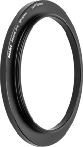 800q-01_128524 NiSi-suodatin Swift System Adapter Ring 58-62mm -soviterengas seisoo pystyssä vaaleaa taustaa vasten.