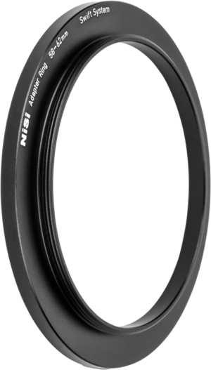 800q-01_128524 NiSi-suodatin Swift System Adapter Ring 58-62mm -soviterengas seisoo pystyssä vaaleaa taustaa vasten.