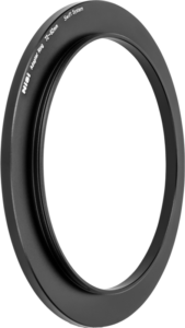 Musta pyöreä kameran objektiivin sovitinrengas, jossa on merkintä "NiSi Filter Swift System Adapter Ring 67-82mm -soviterengas", näkyy valkoisella pohjalla.