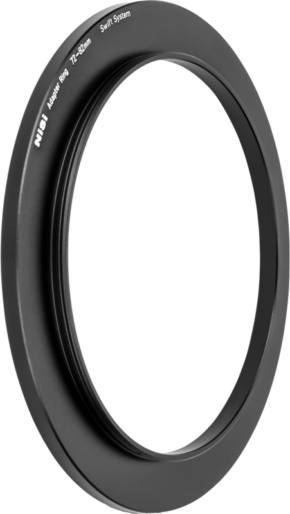 Musta pyöreä kameran objektiivin sovitinrengas, jossa on merkintä "NiSi Filter Swift System Adapter Ring 67-82mm -soviterengas", näkyy valkoisella pohjalla.