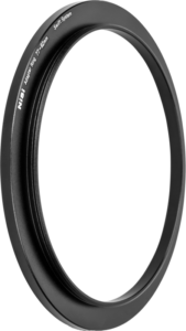 Musta ympyränmuotoinen NiSi-suodatin Swift System Adapter Ring 77-82mm -soviterenkaasu, jossa on valkoinen merkintä sivulla, vaaleanharmaalla pohjalla.