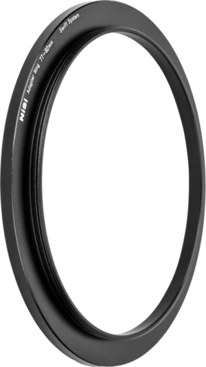 800q-01_128527 Musta ympyränmuotoinen NiSi-suodatin Swift System Adapter Ring 77-82mm -soviterenkaasu, jossa on valkoinen merkintä sivulla, vaaleanharmaalla pohjalla.