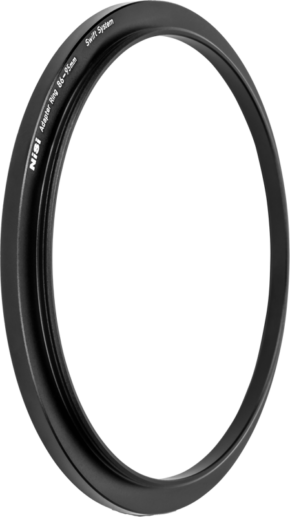 Musta pyöreä NiSi-suodatin Swift System -sovitinrengas 86-95mm -soviterengas kameran objektiiveille, jonka kyljessä on merkintä "NiSi Adapter Ring 86-95mm Swift System", on esillä valkoista taustaa vasten.