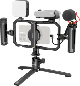 800q-01_128755 SmallRig 4704 All-in-One Video Kit for Smartphone Creators Quick Pro Edition sisältää pieneen jalustaan asennetun, mobiilikuvaukseen tarkoitetun jalustan, jossa on kahvat, mikrofoni, LED-valo ja muita tarvikkeita.