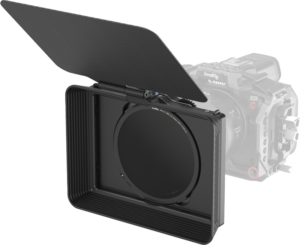 800q-01_128849 SmallRig 4411 Matte Box with Adjustable Clamp and VND Kit, jossa on hiilikuituinen ylälippu ja ympyräsuodatin, on asennettu kamerarunkoon, ja osa kameran rungosta näkyy taustalla.