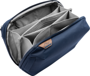 800q-01_128858 Peak Design Tech Pouch - Midnight on sininen ja harmaa vetoketjullinen järjestäjä, jossa on säädettävät pehmustetut lokerot ja joka sopii täydellisesti pienten esineiden, kuten kameratarvikkeiden tai elektroniikan, turvalliseen säilyttämiseen ja suojaamiseen.