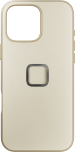 800q-01_128877 Peak Design Mobile Everyday Clarino -kotelossa iPhone 16 Pro Max -puhelimelle, väri Bone, on beige viimeistely, suorakulmainen kameran leikkaus ylhäällä vasemmalla ja neliön muotoinen metallirengas keskellä.