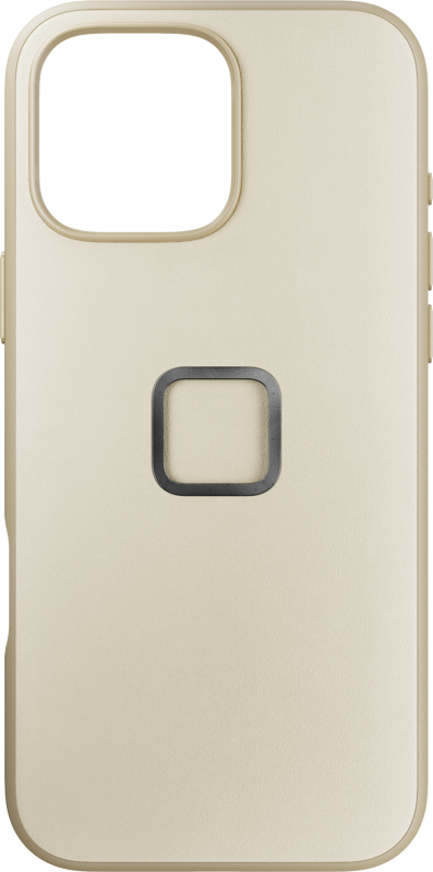800q-01_128877 Peak Design Mobile Everyday Clarino -kotelossa iPhone 16 Pro Max -puhelimelle, väri Bone, on beige viimeistely, suorakulmainen kameran leikkaus ylhäällä vasemmalla ja neliön muotoinen metallirengas keskellä.