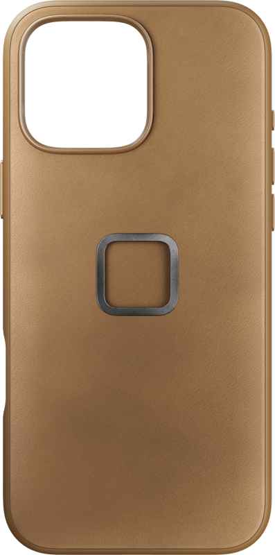 800q-01_128878 Peak Design Mobile Everyday Clarino -kotelossa iPhone 16 Pro Max -puhelimelle, väriltään tan, on suuri vasemmassa yläkulmassa oleva kameran aukko ja pieni neliönmuotoinen metallirengas keskellä takapuolella.