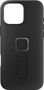 800q-01_128879 Peak Design Mobile Everyday Loop -kotelossa iPhone 16 Pro Max -puhelimelle hiilenvärisenä on harjattu rakenne, suuri vasemman yläreunan kameraleikkaus ja suorakulmainen potkulaite.