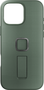 800q-01_128880 Peak Design Mobile Everyday Loop -kotelossa iPhone 16 Pro Max -puhelimelle, väri Sage, on kuvioitu vihreä viimeistely, suuri suorakulmainen kameran leikkaus ylhäällä vasemmalla, neliönmuotoinen metallirengas keskellä ja liukuva jalusta renkaan alla.