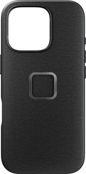 Peak Design Mobile Everyday Fabric -kangaskotelossa iPhone 16 Pro -puhelimelle, väri Charcoal, on suuri kameraleikkaus vasemmassa yläkulmassa ja pieni neliön muotoinen metallinen korostus keskellä takana.