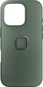 800q-01_128883 Peak Design Mobile Everyday Fabric -kangaskotelossa iPhone 16 Pro -puhelimelle, väri Sage, on kuvioitu pinta, suuri kamera-aukko vasemmassa yläkulmassa ja pieni neliönmuotoinen metallirengas keskellä.