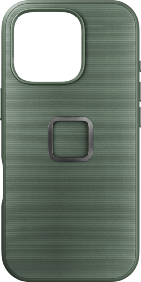 Peak Design Mobile Everyday Fabric -kangaskotelossa iPhone 16 Pro -puhelimelle, väri Sage, on kuvioitu pinta, suuri kamera-aukko vasemmassa yläkulmassa ja pieni neliönmuotoinen metallirengas keskellä.