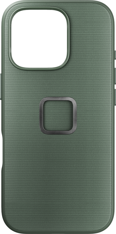 800q-01_128883 Peak Design Mobile Everyday Fabric -kangaskotelossa iPhone 16 Pro -puhelimelle, väri Sage, on kuvioitu pinta, suuri kamera-aukko vasemmassa yläkulmassa ja pieni neliönmuotoinen metallirengas keskellä.