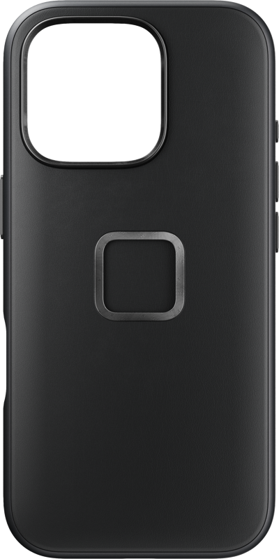 800q-01_128885 Mustassa Peak Design Mobile Everyday Clarino -kotelossa iPhone 16 Pro -puhelimelle on suuri suorakulmainen kamera-aukko yläreunassa ja keskellä oleva metallirengas, joka tarjoaa yksinkertaisen ja minimalistisen muotoilun.