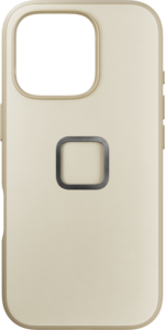800q-01_128886 Peak Design Mobile Everyday Clarino Case iPhone 16 Pro - Bone -kotelossa on beige muotoilu, jossa on suuri kameran aukko yläosassa ja neliönmuotoinen metallinen kehä takana.