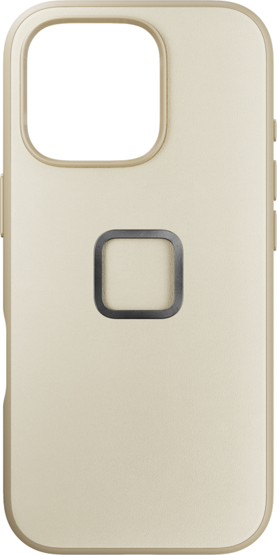 800q-01_128886 Peak Design Mobile Everyday Clarino Case iPhone 16 Pro - Bone -kotelossa on beige muotoilu, jossa on suuri kameran aukko yläosassa ja neliönmuotoinen metallinen kehä takana.