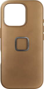 800q-01_128887 Peak Design Mobile Everyday Clarino -kotelossa iPhone 16 Pro -puhelimelle on sileä nahkapinta, neliönmuotoinen kameraleikkaus yläreunassa, metallinen keskusrengas ja pyöristetyt reunat.