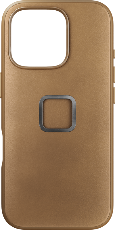 800q-01_128887 Peak Design Mobile Everyday Clarino -kotelossa iPhone 16 Pro -puhelimelle on sileä nahkapinta, neliönmuotoinen kameraleikkaus yläreunassa, metallinen keskusrengas ja pyöristetyt reunat.