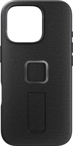 800q-01_128888 Peak Design Mobile Everyday Loop -kotelo iPhone 16 Pro -puhelimelle hiilenvärisenä sisältää suuren kameran leikkauksen ja sisäänrakennetun suorakulmaisen potkulaudan, joka on keskitetty neliönmuotoisen metalliaksentin alle takana.