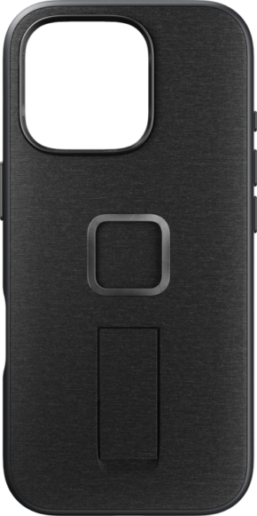Peak Design Mobile Everyday Loop -kotelo iPhone 16 Pro -puhelimelle hiilenvärisenä sisältää suuren kameran leikkauksen ja sisäänrakennetun suorakulmaisen potkulaudan, joka on keskitetty neliönmuotoisen metalliaksentin alle takana.