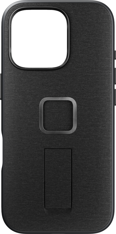 800q-01_128888 Peak Design Mobile Everyday Loop -kotelo iPhone 16 Pro -puhelimelle hiilenvärisenä sisältää suuren kameran leikkauksen ja sisäänrakennetun suorakulmaisen potkulaudan, joka on keskitetty neliönmuotoisen metalliaksentin alle takana.
