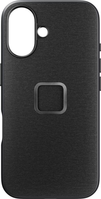 800q-01_128891 Peak Design Mobile Everyday Fabric -kangaskotelossa iPhone 16:lle, väriltään Charcoal, on suuri pyöristetty suorakulmainen kamera-aukko, pieni pyöreä salamaleikkaus ja neliönmuotoinen syvennys takana keskellä.