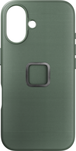 Peak Design Mobile Everyday Fabric -kangaskotelossa iPhone 16:lle, väri Sage, on vihreä kuvioitu pinta, tarkat kameran ja sensorin aukot sekä keskellä oleva neliön muotoinen korotettu alue takana.